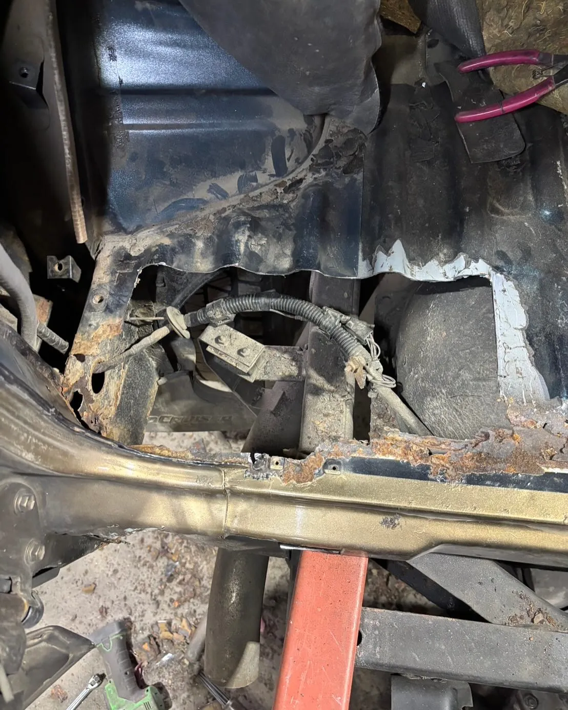 ランクル70 ボディマウント、フロア修理✨