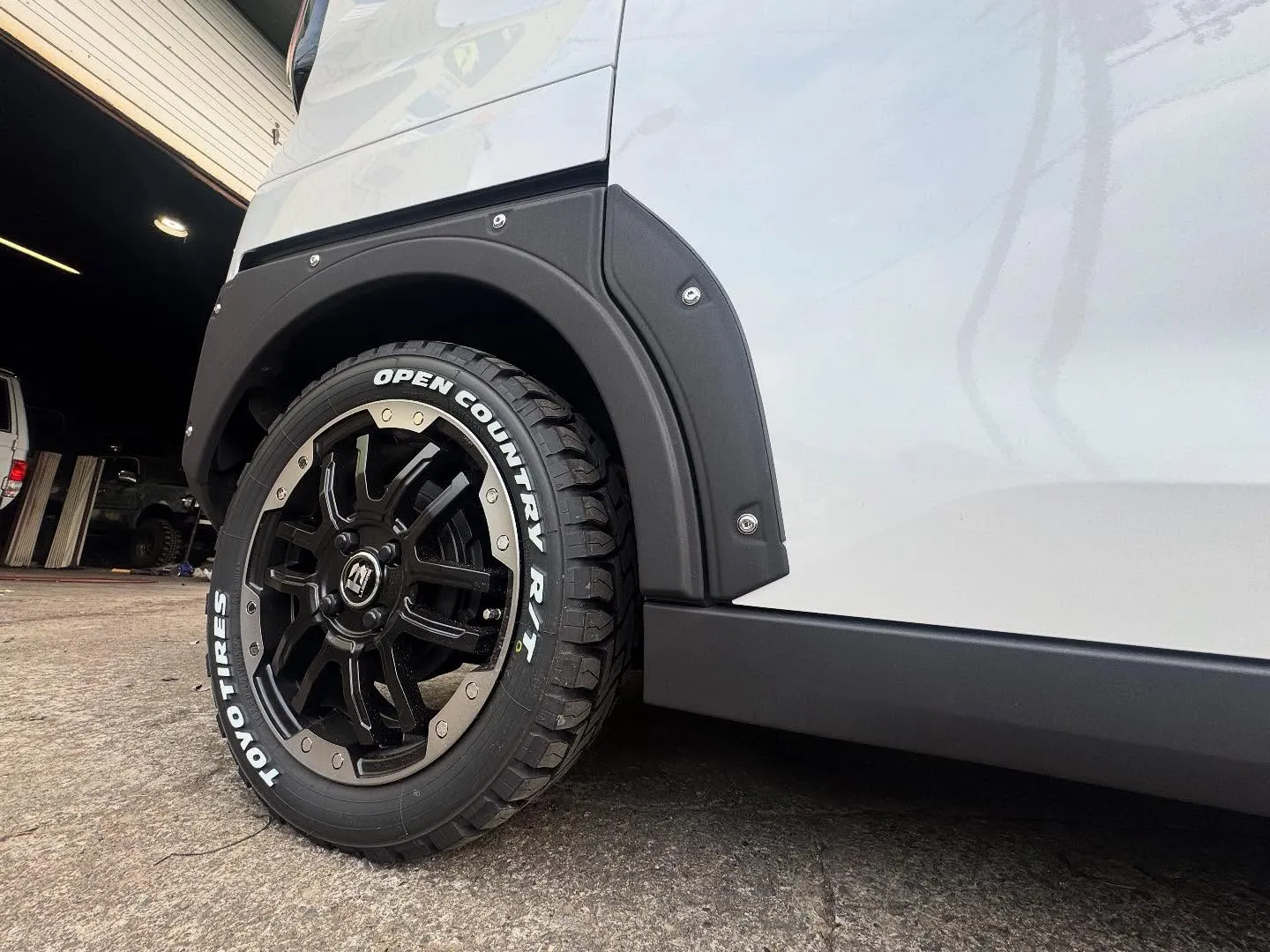 デリカミニ🚙ベッドライナービースト塗装✨