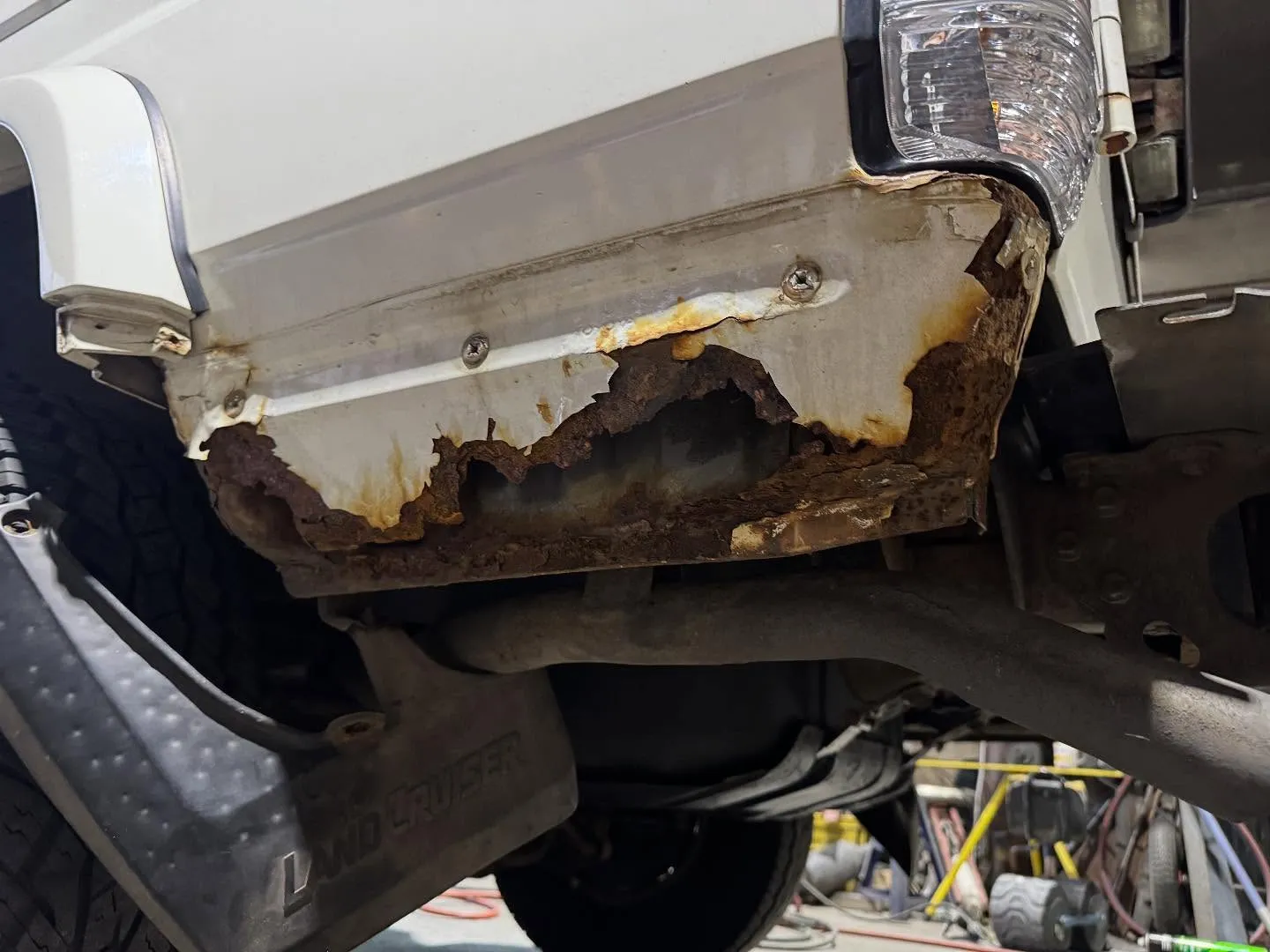 ランクルの定番のリアクォーター板金修理🧑‍🔧