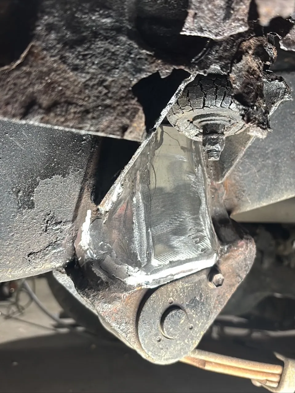 ランクルリーフスプリングのピボット側溶接修理🧑‍🔧