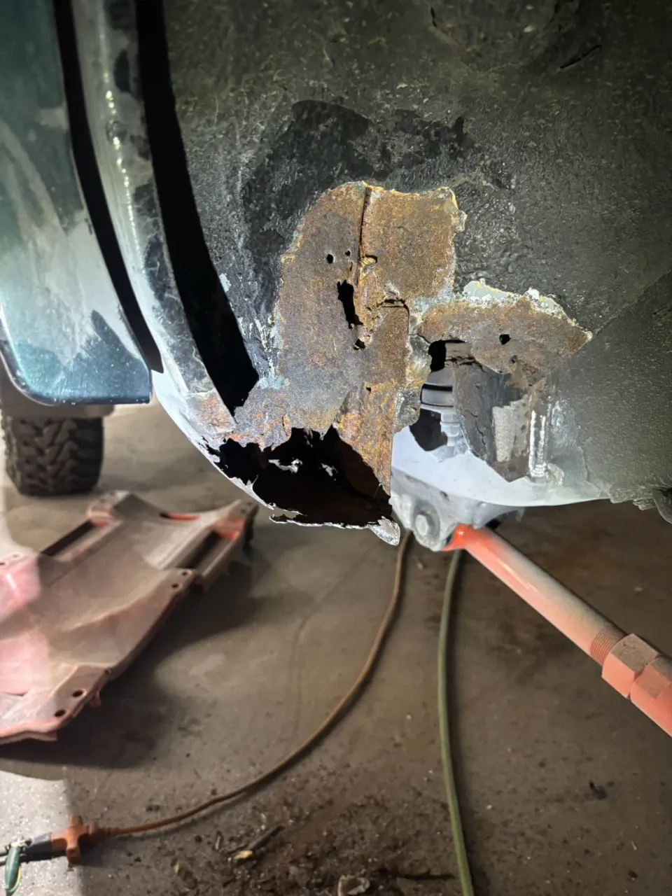 ランクル80🚗タイヤハウス、フレーム修理👨‍🔧